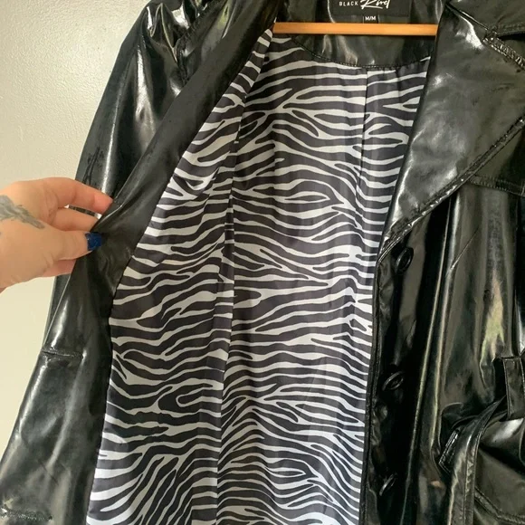 80’s Vintage ⚡️ NWT Black Rivet Glossy Shiny Black Trench Raincoat - Size Medium - Picture 3 of 4